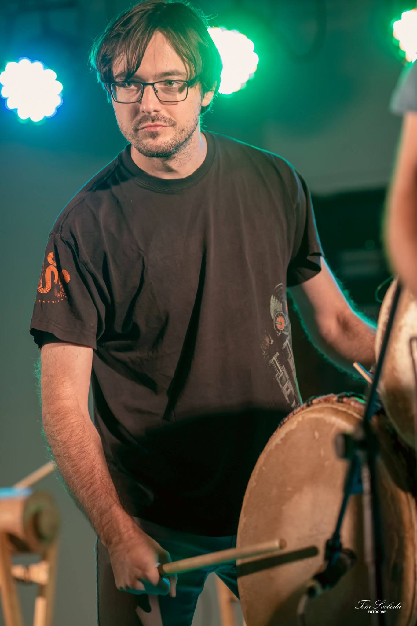 tomas oplatek bubnovani basovy buben