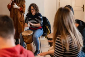 teambuilding-employees-smiling-and-drumming