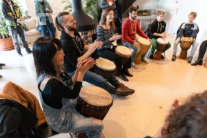 teambuilding-employees-clapping-after-drumming