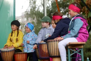 kids-in-suspense-before-drumming
