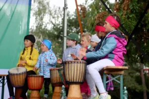 six-kids-drumming